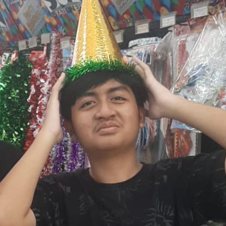 Foto profil Andi Wijaya pria berkacamata berusia 35 tahun dengan ekspresi serius